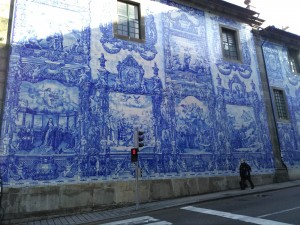 modré azulejos na stěně kostela